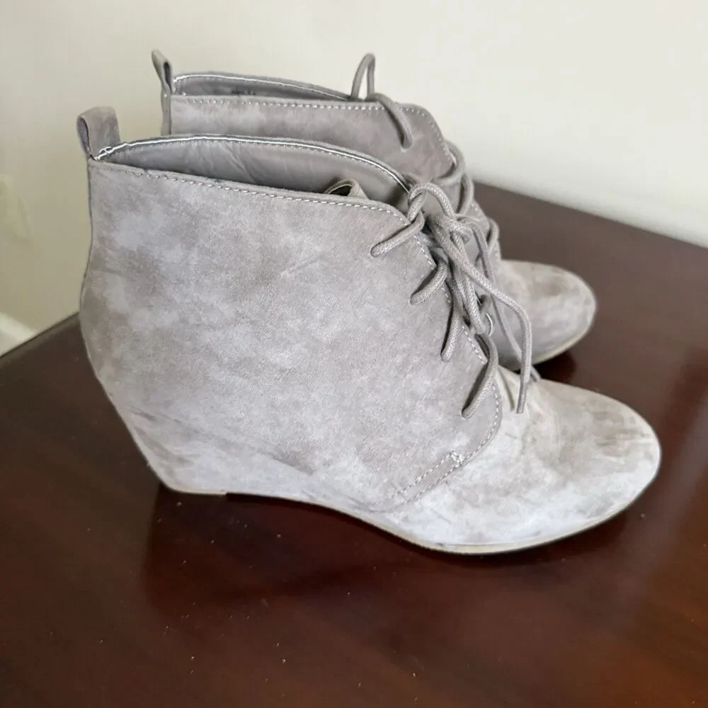 New Directions Womens Taupe Suede Camden Lace Up Wedge Booties Sz 8.5 NWOB